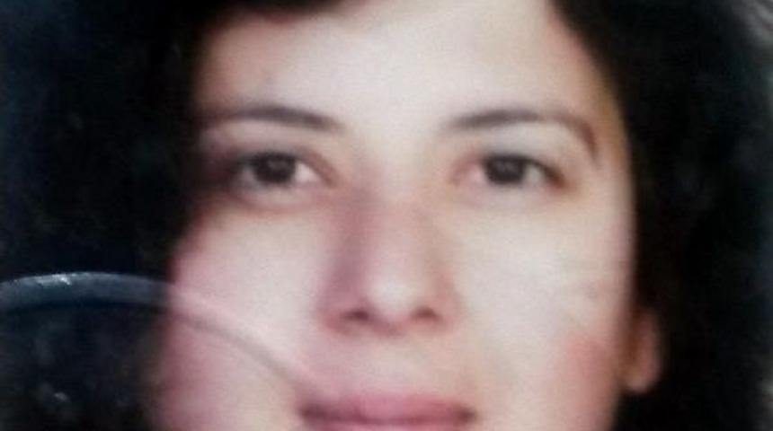 Takla Atan Otomobilde Sıkışan Kadın S&uuml;r&uuml;c&uuml; &Ouml;ld&uuml;