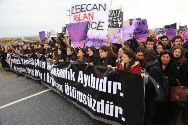 Thousands Protests Murder Of Özgecan Aslan