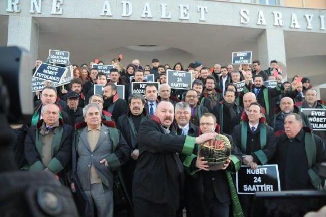 Avukata Gözaltıya 'kafesli' Protesto