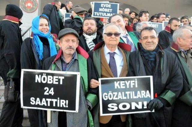 Avukata Gözaltıya 'kafesli' Protesto