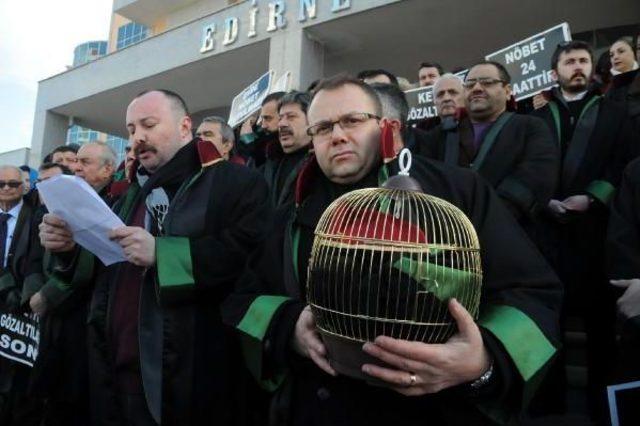 Avukata Gözaltıya 'kafesli' Protesto