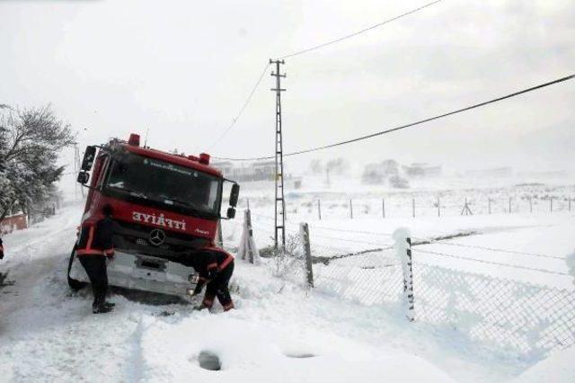 Karda Mahsur Kalanlara Giden Itfaiye Aracı Da Mansur Kaldı