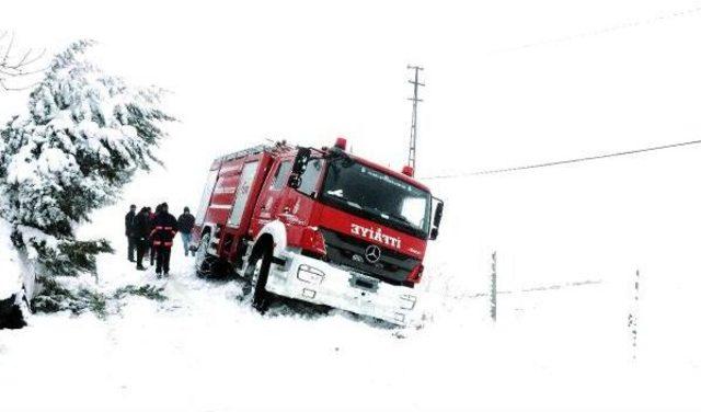 Karda Mahsur Kalanlara Giden Itfaiye Aracı Da Mansur Kaldı