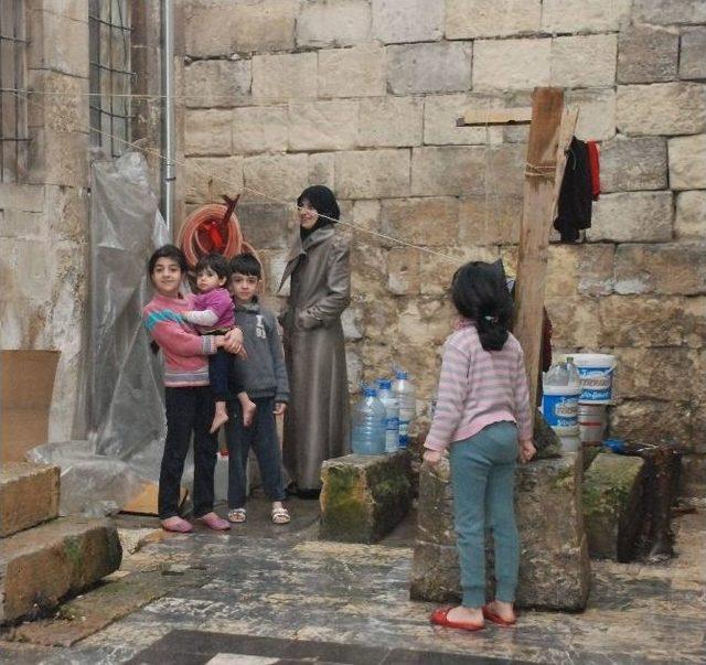 (özel Haber) Suriyeli Ailenin Beş Metrekarelik Odada Yaşam Mücadelesi