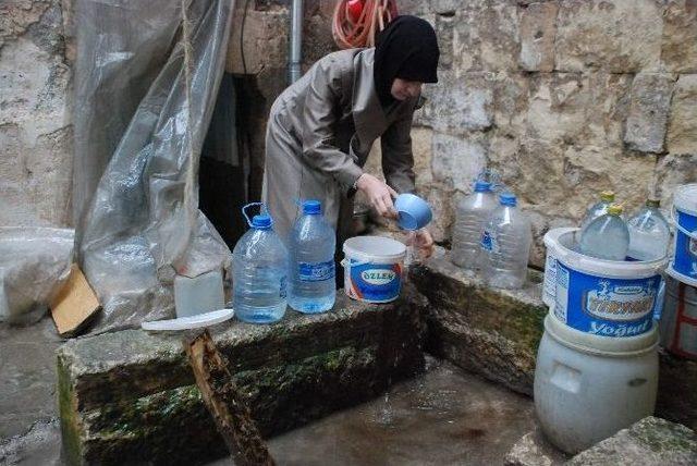 (özel Haber) Suriyeli Ailenin Beş Metrekarelik Odada Yaşam Mücadelesi