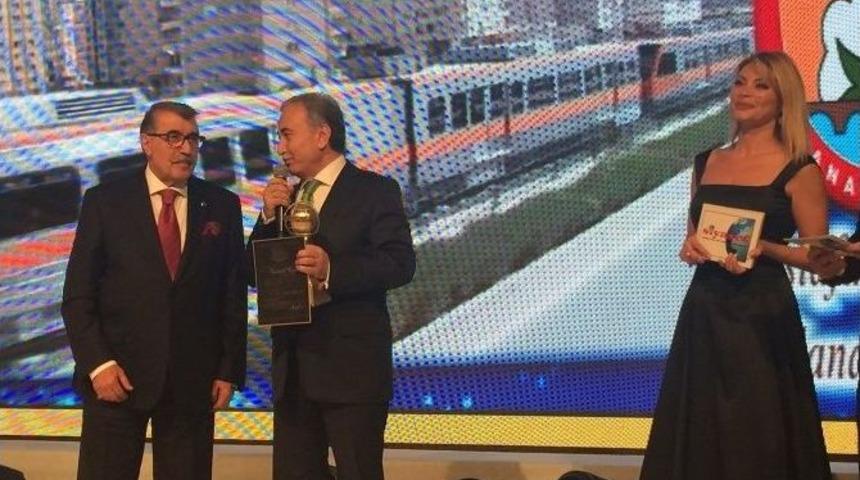 Siyaset Dergisi&rsquo;nden Vali B&uuml;y&uuml;k&rsquo;e &ldquo;20. Yıl &Ouml;zel &Ouml;d&uuml;l&uuml;&rdquo;