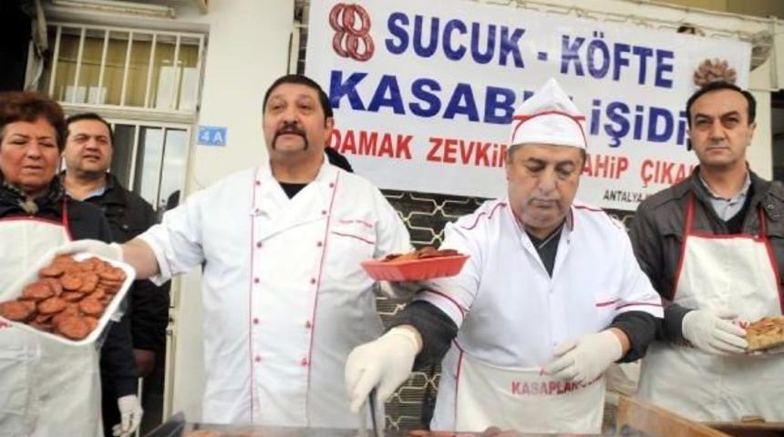 Kasaplar, Protesto I&ccedil;in Sucuk Ve K&ouml;fte Dağıttı