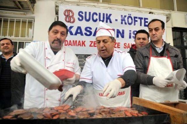 Kasaplar, Protesto Için Sucuk Ve Köfte Dağıttı