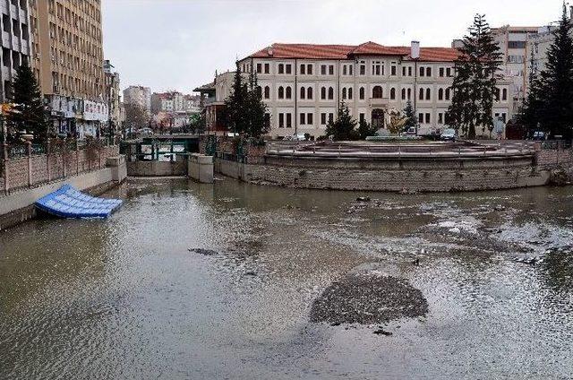 Porsuk Çayı’nda Su Seviyesi Düştü