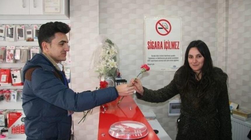 &Ouml;ğrenciler &Ouml;zgecan Aslan İ&ccedil;in Karanfil Dağıttı