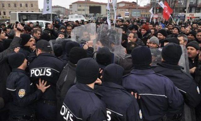 Sivas'ta, Demir-Çelik Işçilerine Polis Müdahalesi