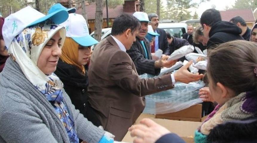 Sağlıklı Yaşama Dikkat &Ccedil;ekmek İ&ccedil;in Balık Ekmek Dağıtıldı