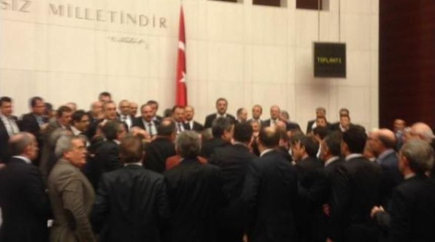 Meclis'te 5 Milletvekilinin Yaralandığı Kavganın G&ouml;r&uuml;nt&uuml;leri