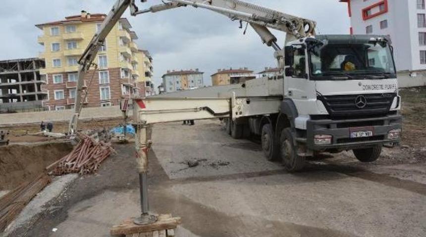 &Uuml;zerine Beton Pompası D&uuml;şen Iş&ccedil;i &Ouml;ld&uuml;