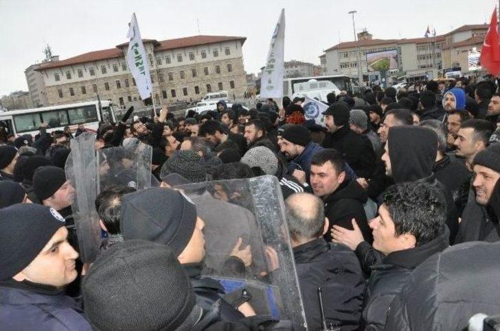 Sivas’ta Eylemlerini Sürdüren İşçilere Polis Müdahale Etti G3