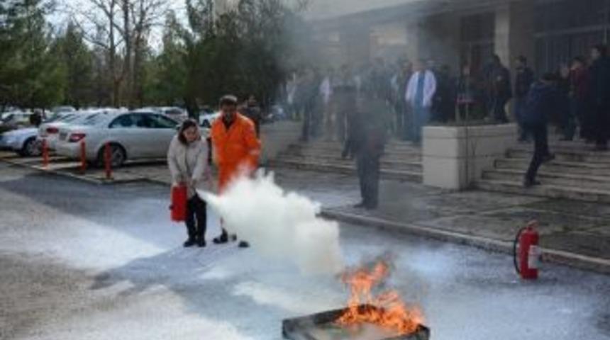Tıp &Ouml;ğrencilerine Yangın S&ouml;nd&uuml;rme Eğitimi Verildi