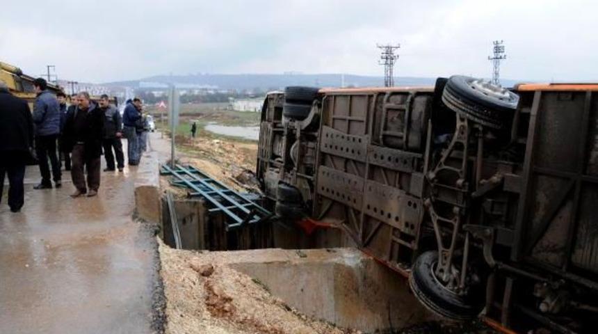 Gaziantep'te Yolcu Otob&uuml;s&uuml; Devrildi: 7 Yaralı