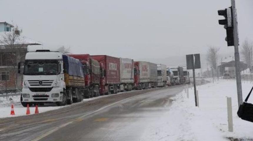 Yoğun Kar Yağışı Tır Ge&ccedil;işini Durdurdu