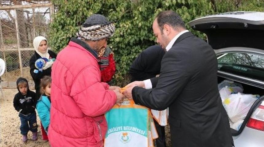 Deaş Zulm&uuml;nden Ka&ccedil;an 16 Kişilik T&uuml;rkmen Aileye Yardım