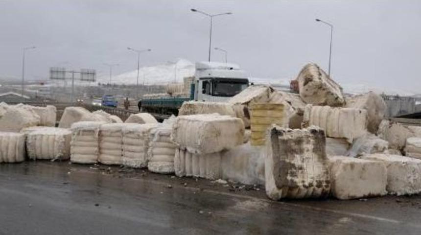 Aşırı R&uuml;zgar Tır'daki Ipek Balyalarını Yola Savurdu