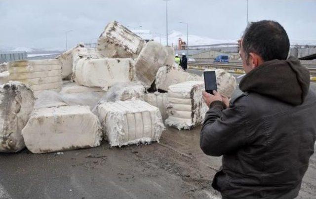 Aşırı Rüzgar Tır'daki Ipek Balyalarını Yola Savurdu