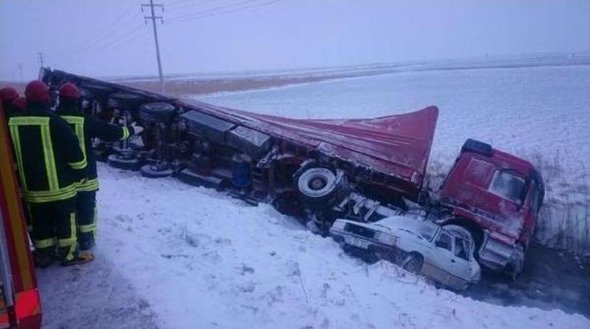 Konya'da Tır, Minib&uuml;s Ve Otomobile &Ccedil;arptı: 4 Yaralı