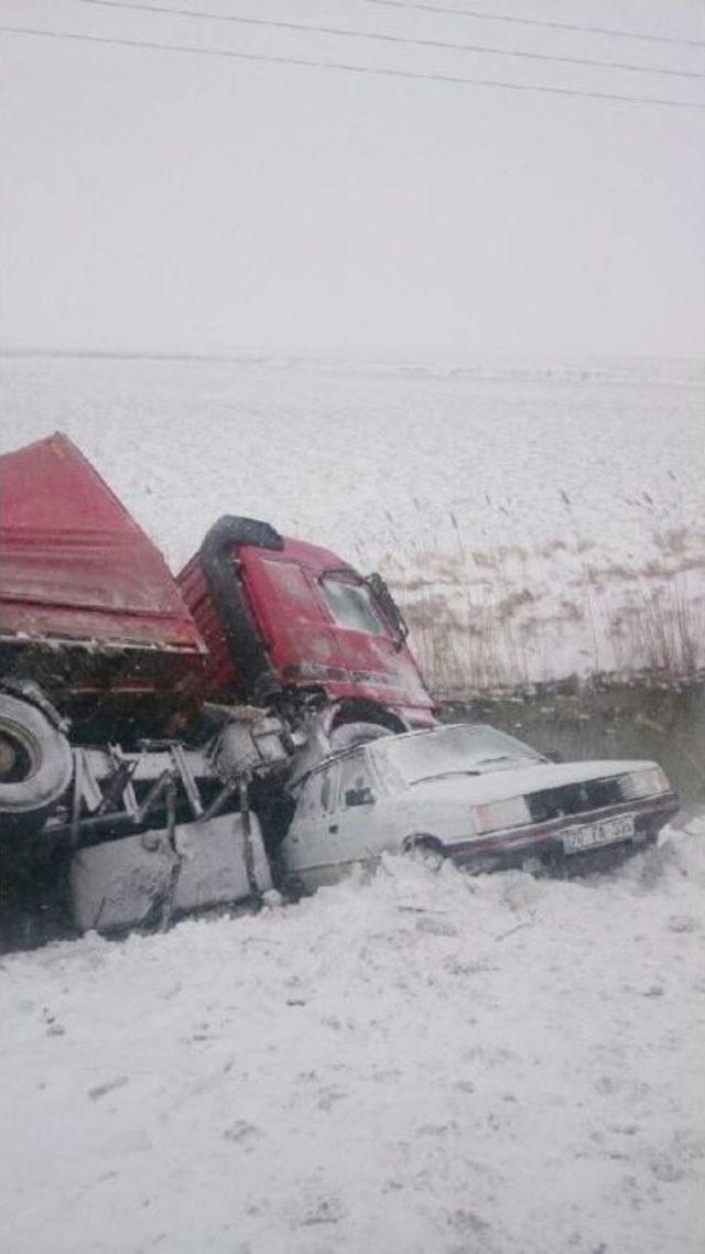 Konya'da Tır, Minibüs Ve Otomobile Çarptı: 4 Yaralı