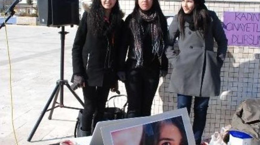 Didim&rsquo;de &Uuml;&ccedil; Gen&ccedil; Kız &Ouml;zgecan İ&ccedil;in Oturma Eylemi Yaptı