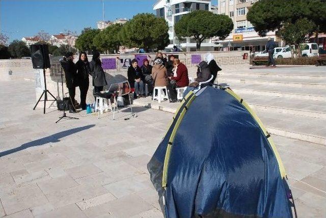 Didim’de Üç Genç Kız Özgecan İçin Oturma Eylemi Yaptı