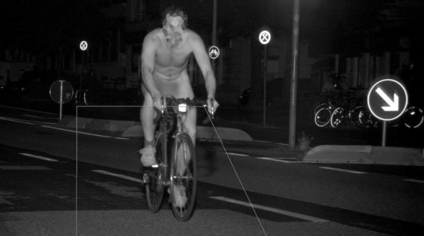 Almanya’da şaşırtan görüntü! Çıplak bisikletli radara böyle yakalandı