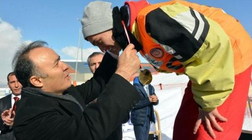 T&uuml;rkiye'de Ilk Karda Kızak Şampiyonası Paland&ouml;ken'de D&uuml;zenlendi (2)