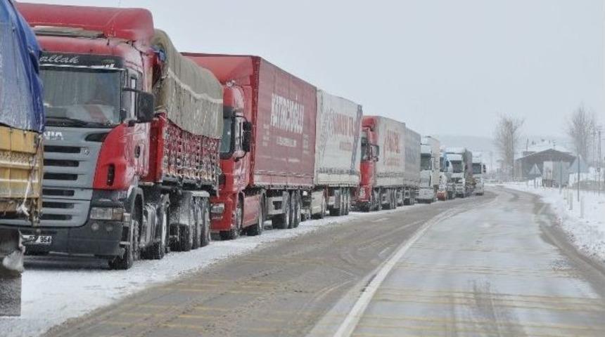 Tır&rsquo;lara Ge&ccedil;it Verilmiyor