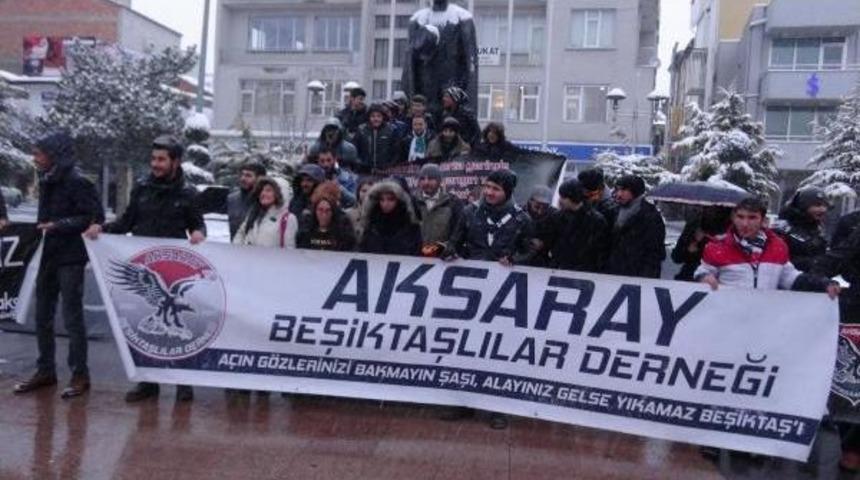 Aksaray'daki Beşiktaş Taraftarından &Ouml;zgecan I&ccedil;in Saygı Duruşu