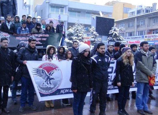 Aksaray'daki Beşiktaş Taraftarından Özgecan Için Saygı Duruşu