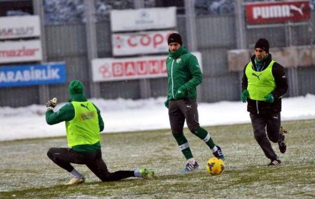 Bursaspor Kar Altında Çalıştı