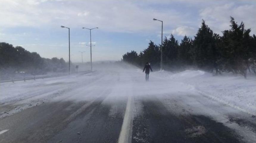 Silivri&rsquo;de Buzlanan Yollar S&uuml;r&uuml;c&uuml;lere Zor Anlar Yaşattı
