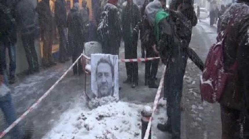 Arkadaşları, Nuh K&ouml;kl&uuml;'n&uuml;n &Ouml;ld&uuml;r&uuml;ld&uuml;ğ&uuml; Yere Karanfil Bıraktı