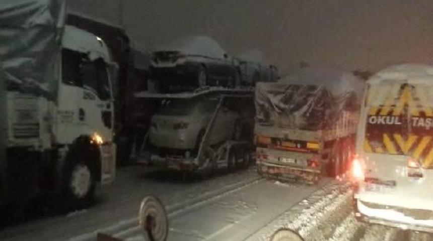 Yola Devam Edemeyen Tır'lar Tem'in Sol Şeridine Park Etti