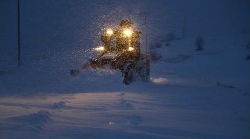 İlkadım Karla M&uuml;cadele Ediyor