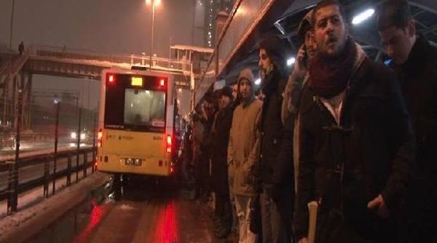 Kar Yağışının Ikinci G&uuml;n&uuml;nde Mecidiyek&ouml;y Ve Zincirlukuyu Sakin