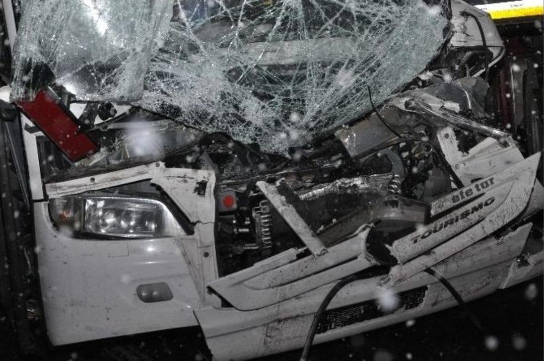 Buzlanan Yolda Yolcu Otob&uuml;s&uuml; Tır&rsquo;a &Ccedil;arptı: 6 Yaralı