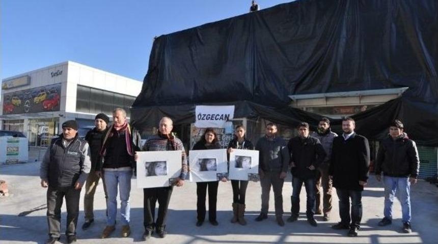 Bodrumlu Esnaf &Ouml;zgecan İ&ccedil;in İ&ccedil;in İşletmesini Siyahla Kapladı