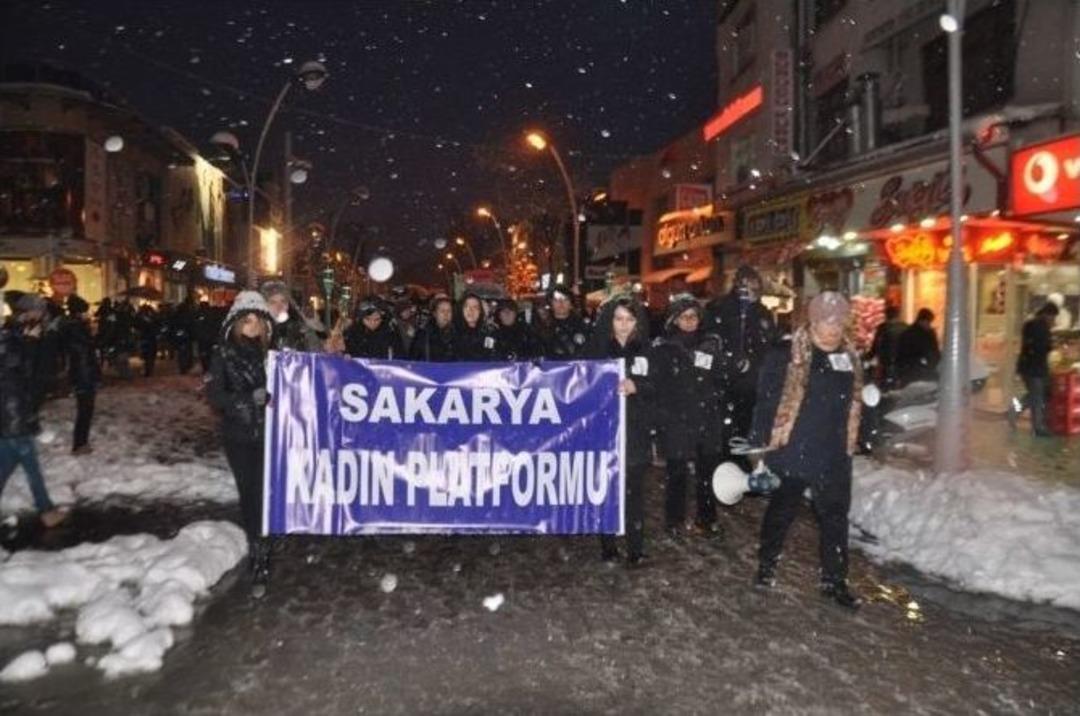Yoğun Kara Yağışına Rağmen Kadınlar &Ouml;zgecan İ&ccedil;in Y&uuml;r&uuml;d&uuml;