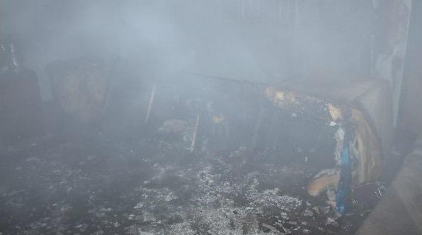 Eşi İ&ccedil;erideyken, Kocası Evi Ateşe Verdi