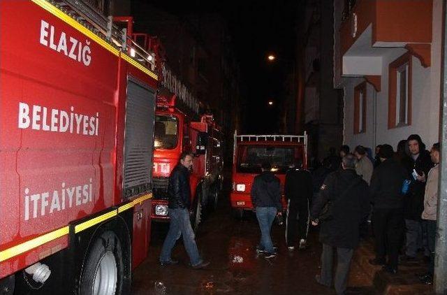 Eşi İçerideyken, Kocası Evi Ateşe Verdi