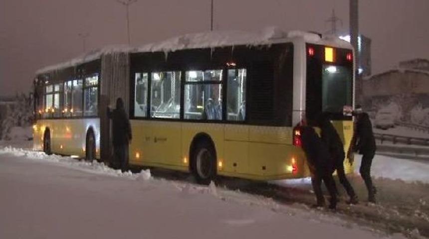 İett Otob&uuml;sleri Saatlerce Yolda Mahsur Kaldı