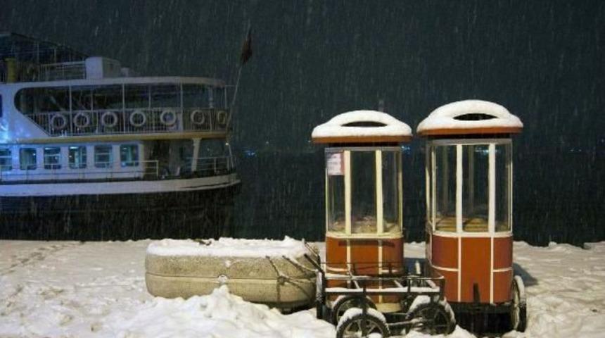 Karlar Altında İstanbul Gecesi...