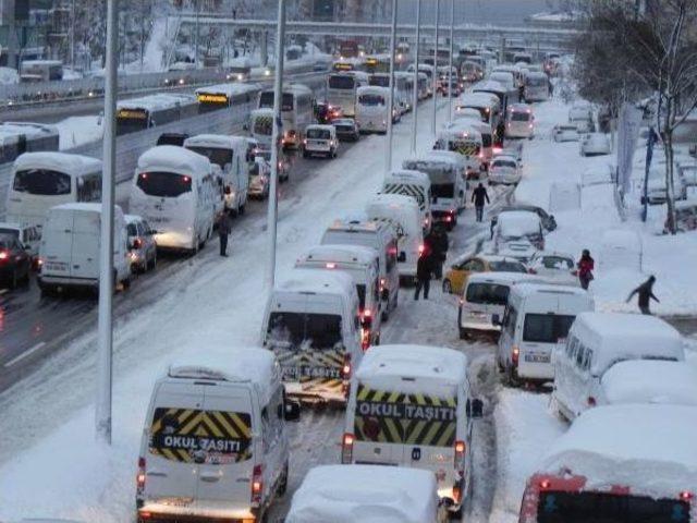 Kopan Elektrik Hattı E-5'e Düştü, Trafik  Felç Oldu