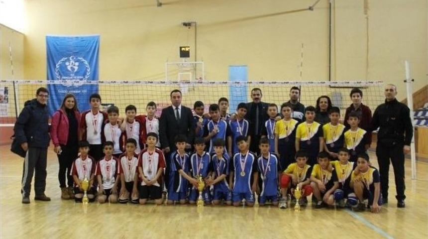 Karaman&rsquo;da K&uuml;&ccedil;&uuml;kler Voleybol M&uuml;sabakaları Sona Erdi
