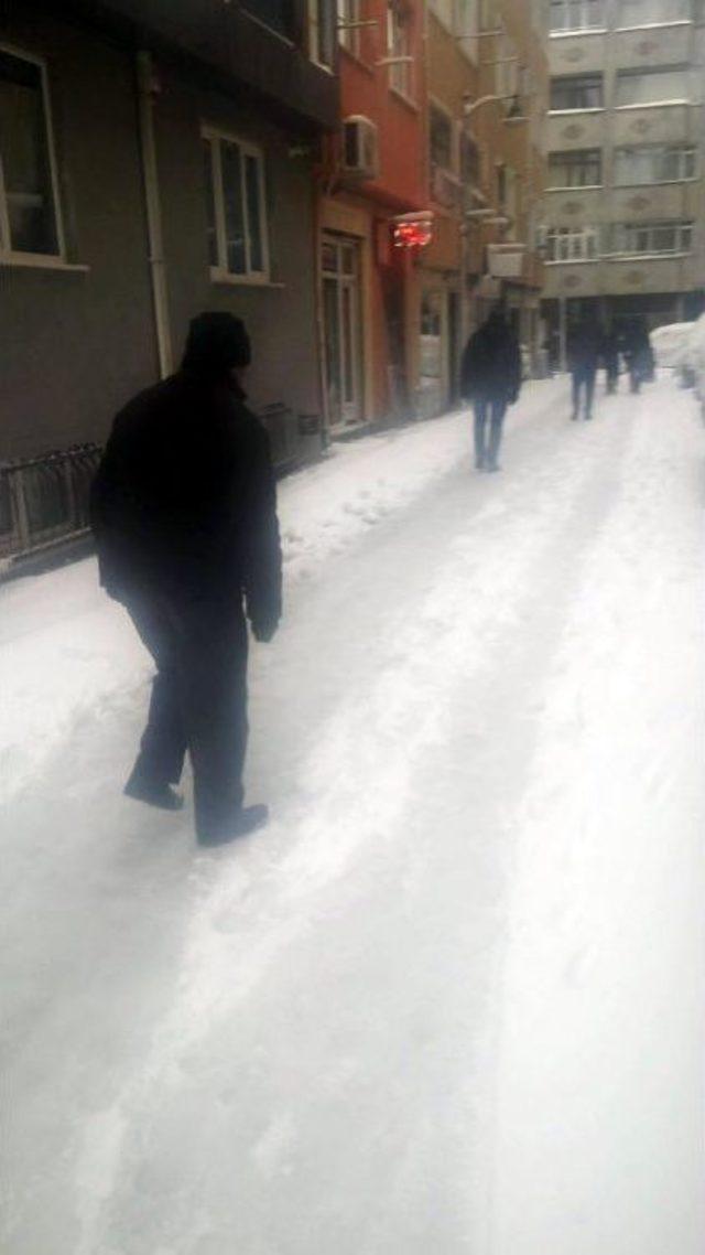 Cadde Ve Sokaklar Karla Kaplandı, Ağaçlar Devrildi...